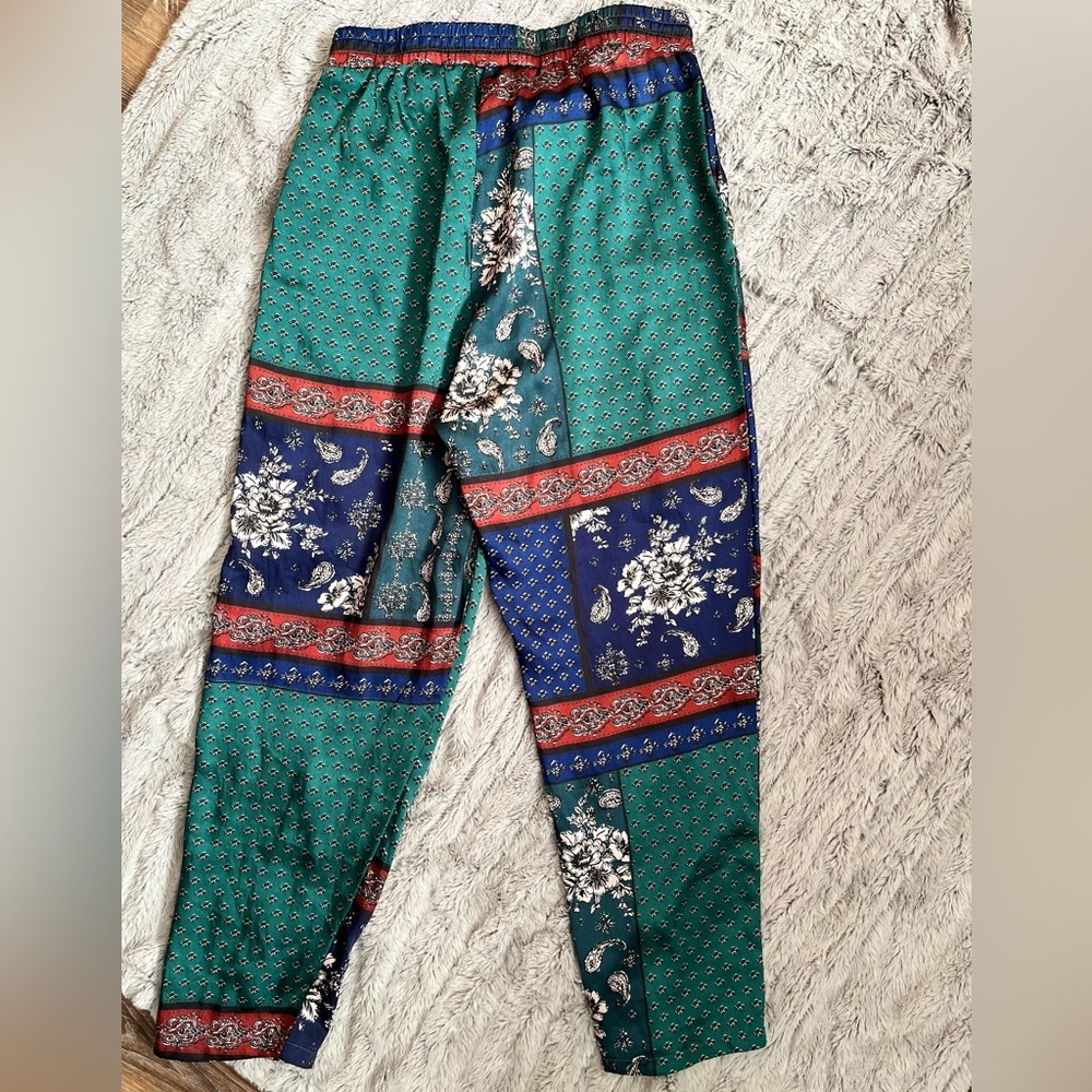 PrettyLittleThing Paisley Print Silky Joggers - Picture 5 of 5